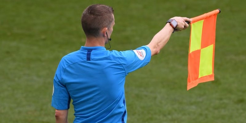 Việt vị ra đời là để tránh việc các cầu thủ tấn công đứng quá sâu và trực chờ ghi bàn